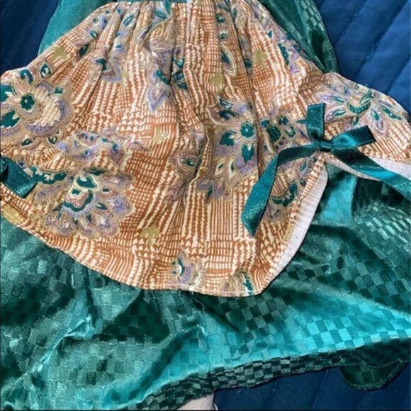 Porcelain Victorian Doll with green and brown dress, including shoes - Picture 9 of 10